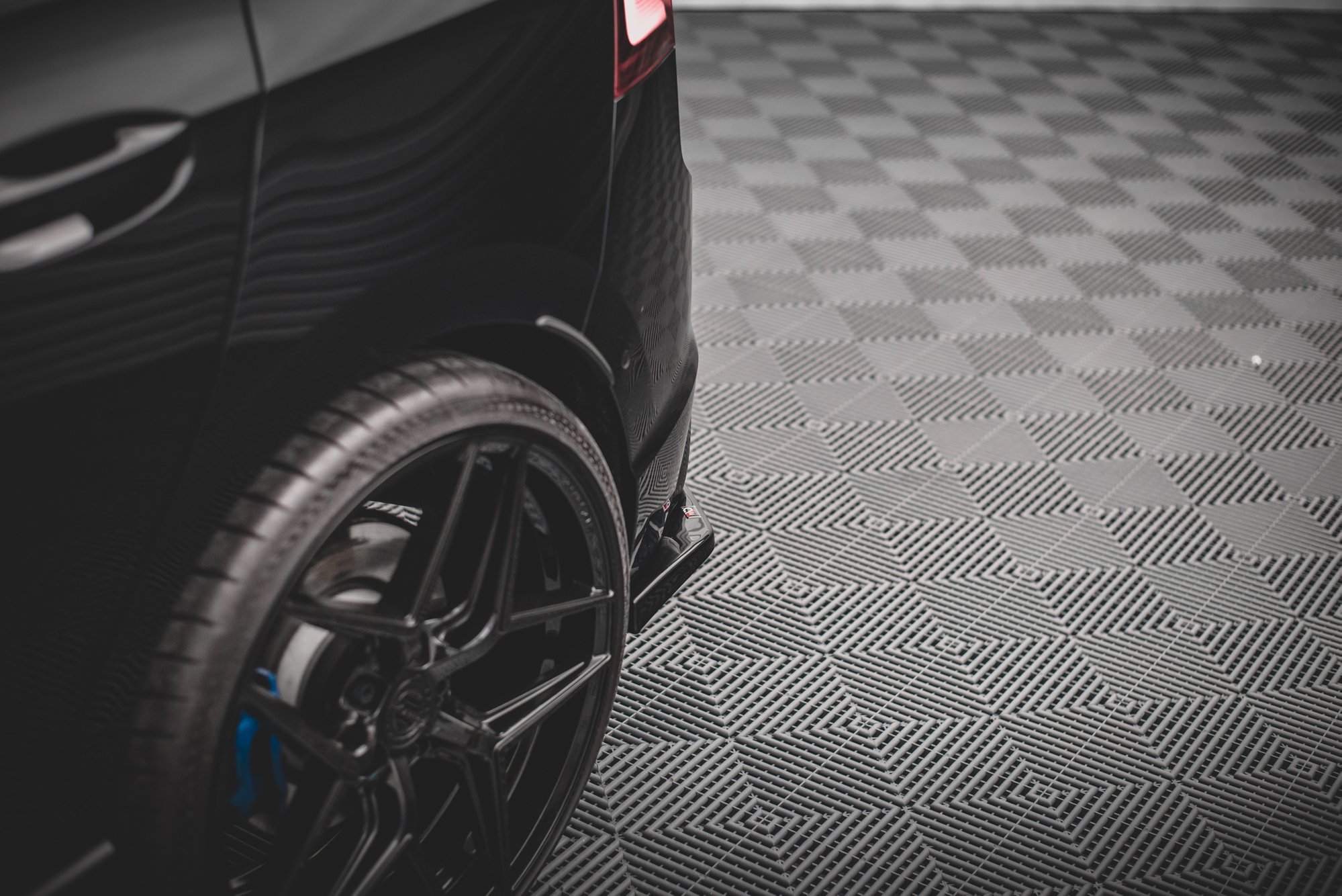 Maxton Design Heck Ansatz Flaps Diffusor V.2 für Volkswagen Golf R Mk8 schwarz Hochglanz