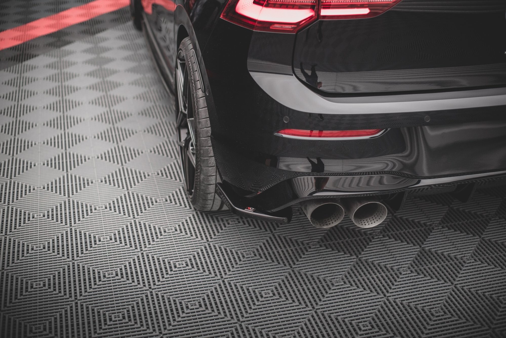 Maxton Design Heck Ansatz Flaps Diffusor V.2 für Volkswagen Golf R Mk8 schwarz Hochglanz