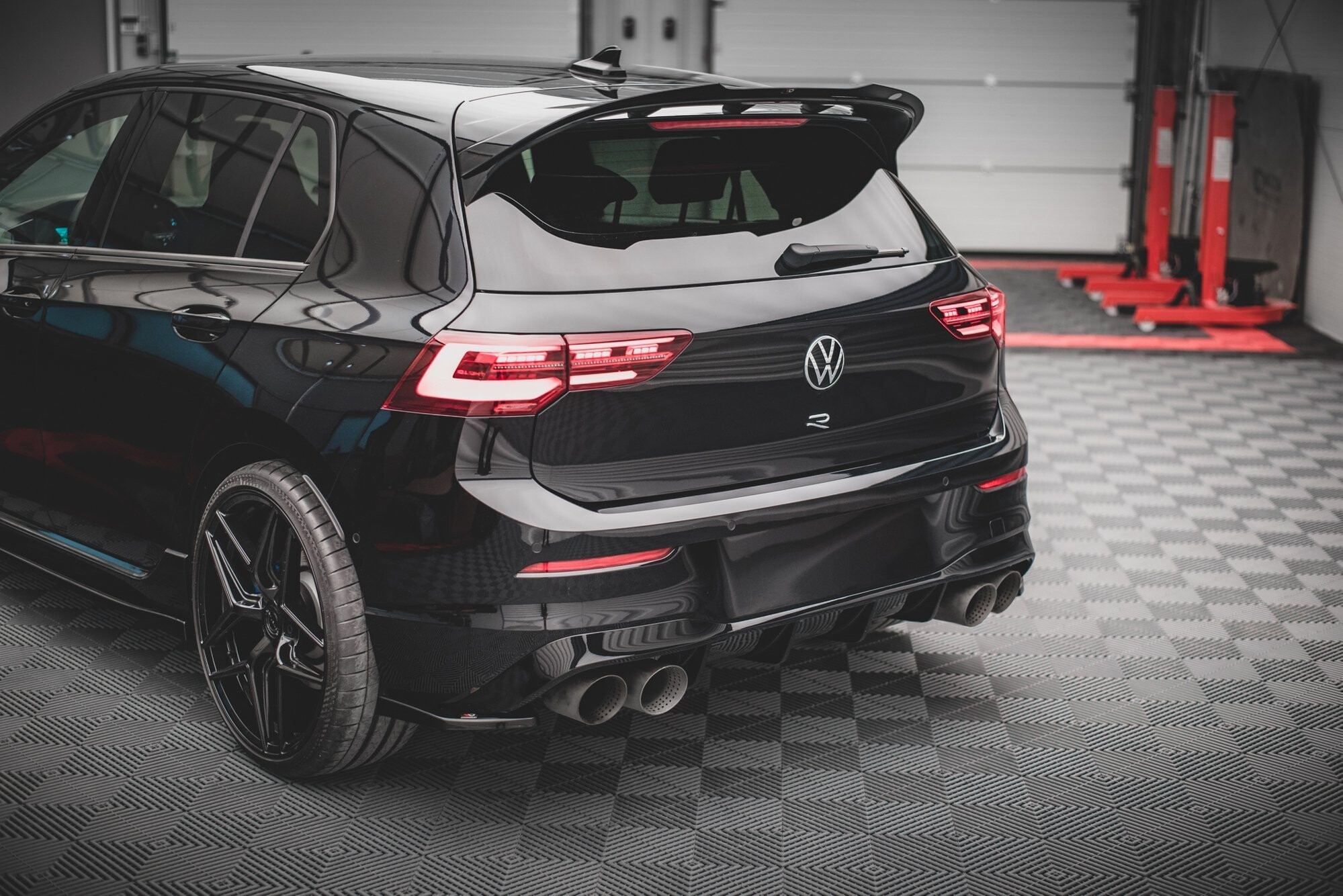 Maxton Design Heck Ansatz Flaps Diffusor V.2 für Volkswagen Golf R Mk8 schwarz Hochglanz