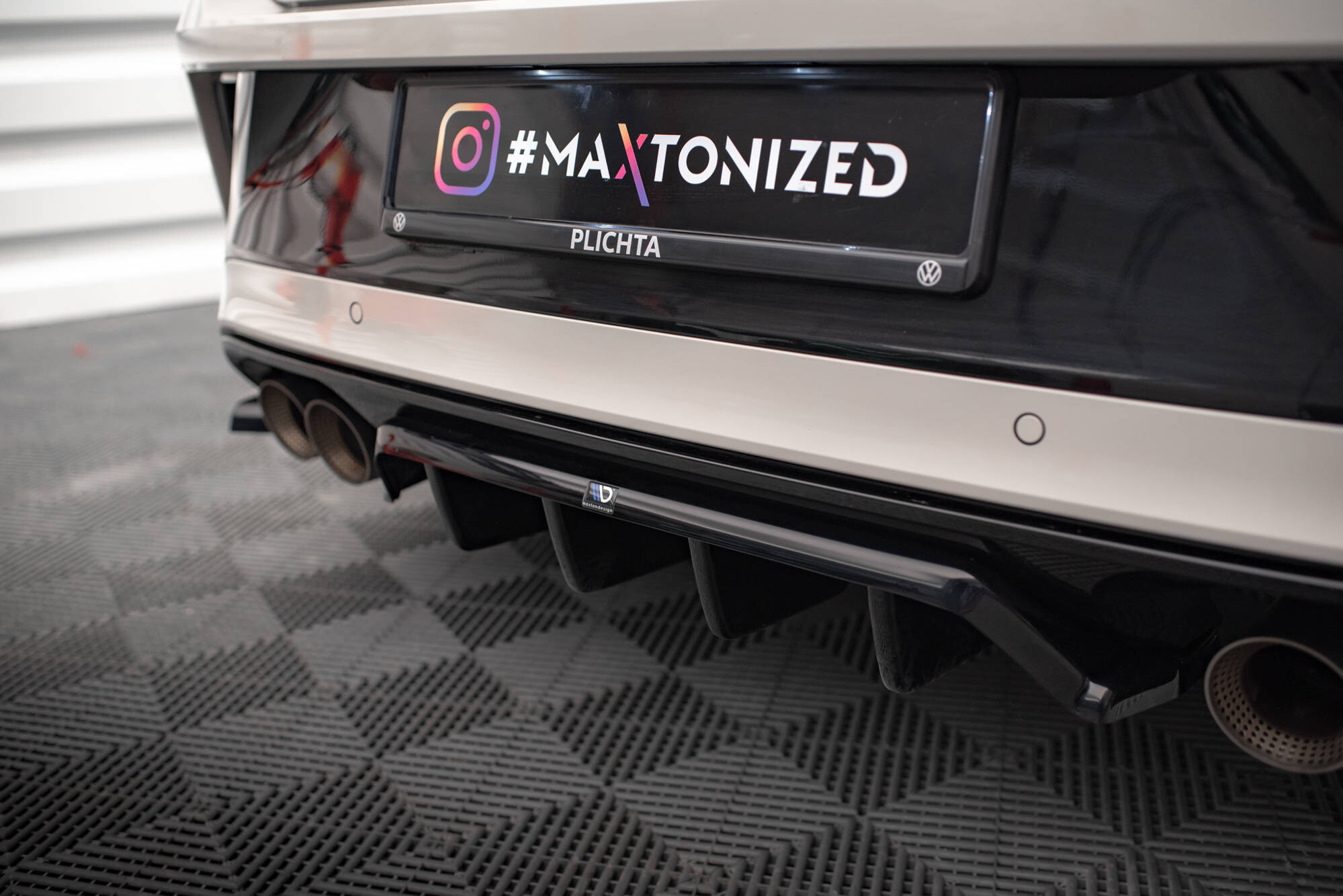 Maxton Design Mittlerer Diffusor Heck Ansatz DTM Look für Volkswagen T-Roc R Mk1 Facelift schwarz Hochglanz