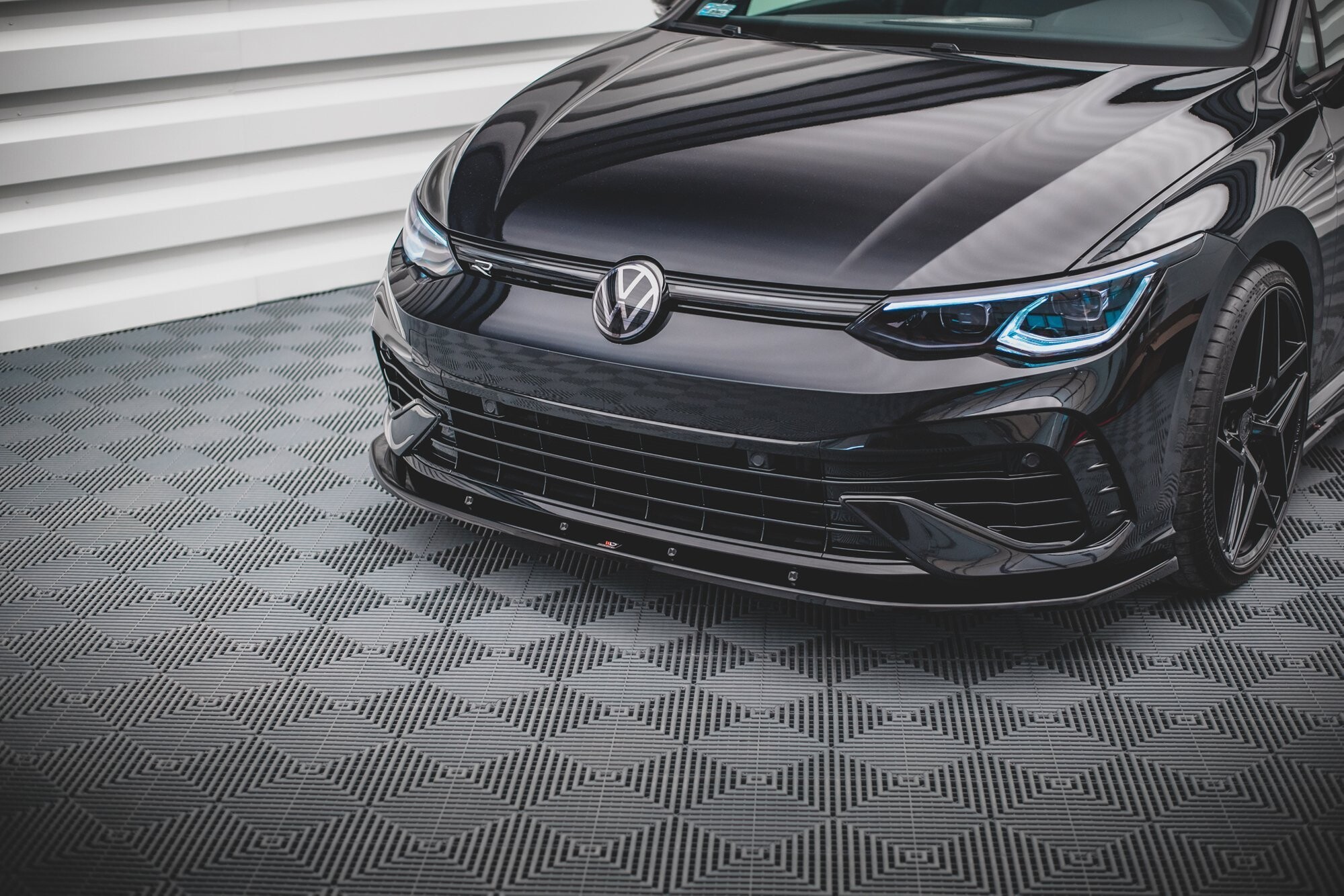 Maxton Design Front Ansatz V.1 für Volkswagen Golf R Mk8 schwarz Hochglanz