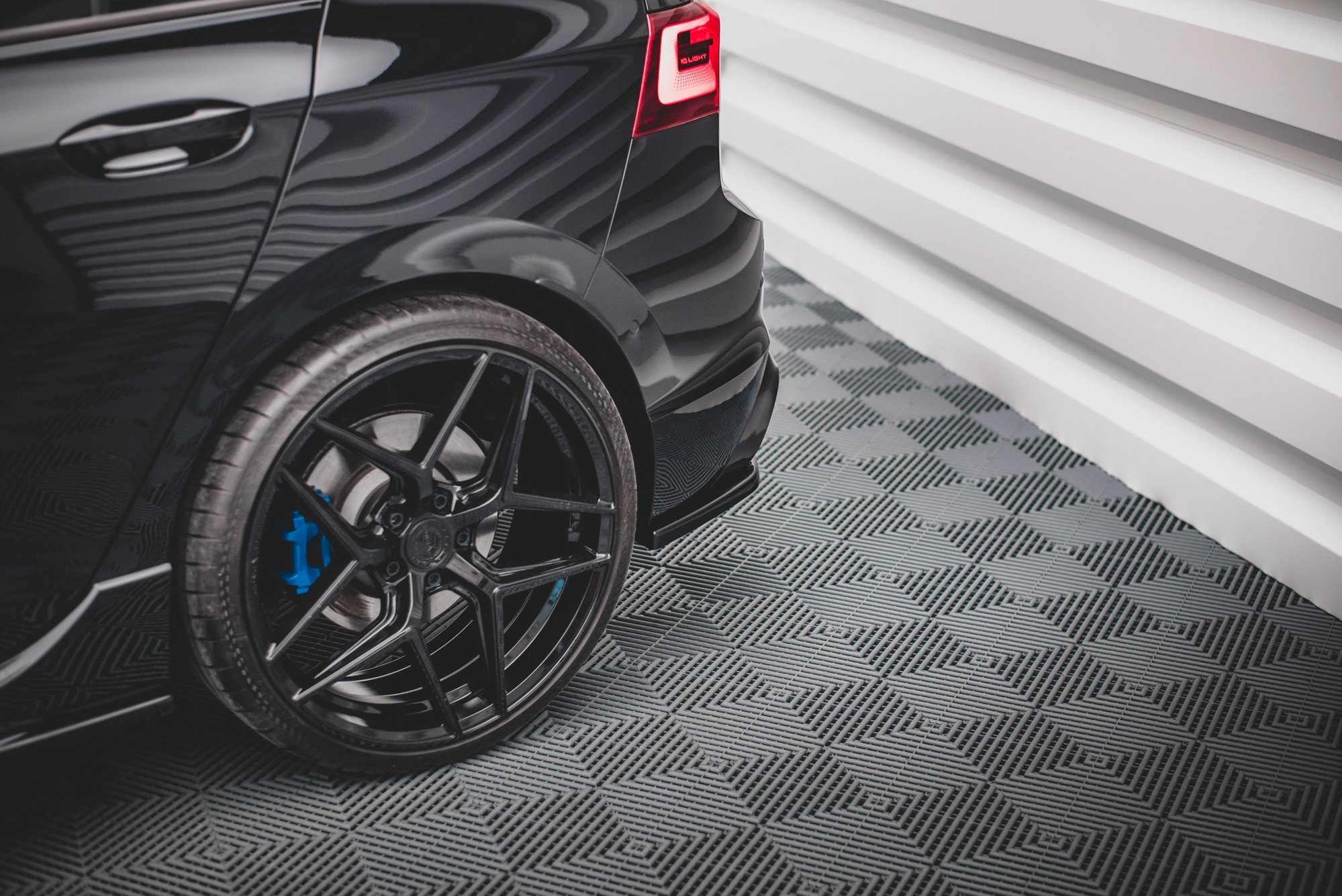 Maxton Design Heck Ansatz Flaps Diffusor V.1 für Volkswagen Golf R Mk8 schwarz Hochglanz