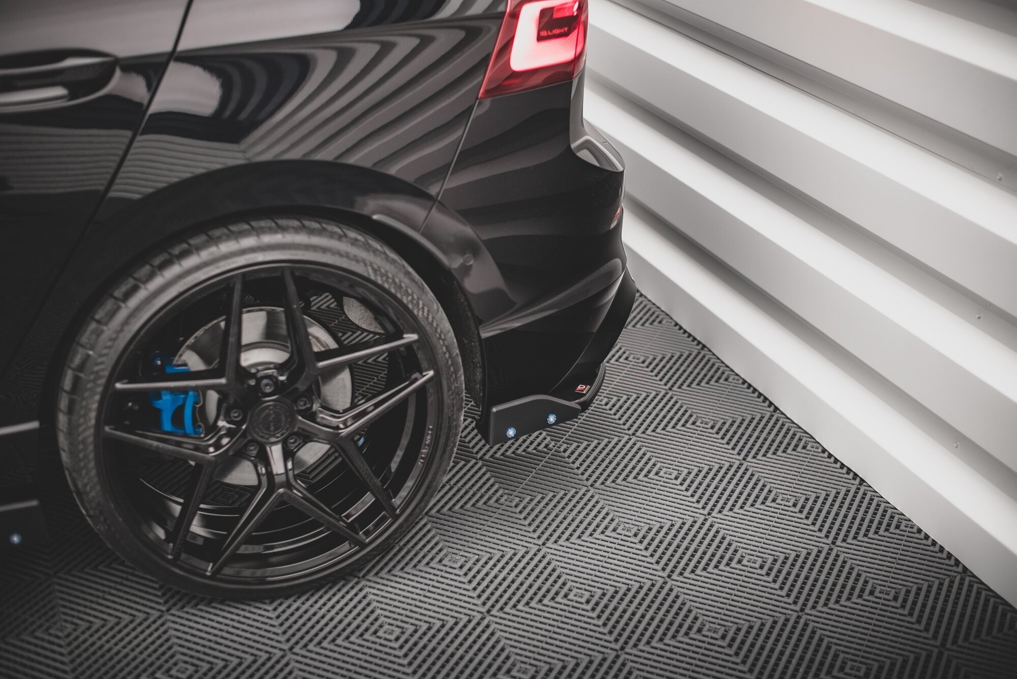 Maxton Design Heck Ansatz Flaps Diffusor V.2 +Flaps für Volkswagen Golf R Mk8