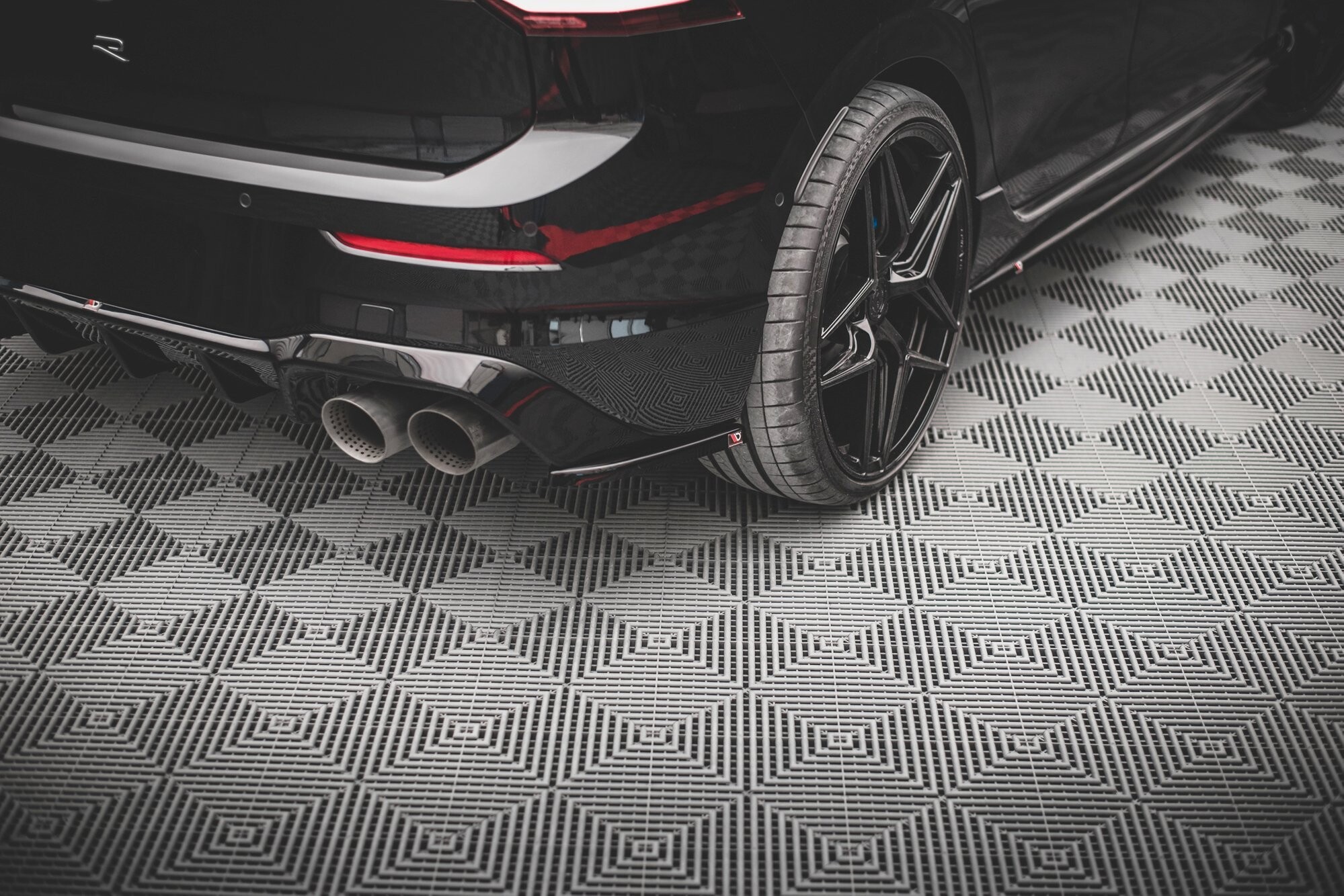 Maxton Design Heck Ansatz Flaps Diffusor V.3 für Volkswagen Golf R Mk8 schwarz Hochglanz